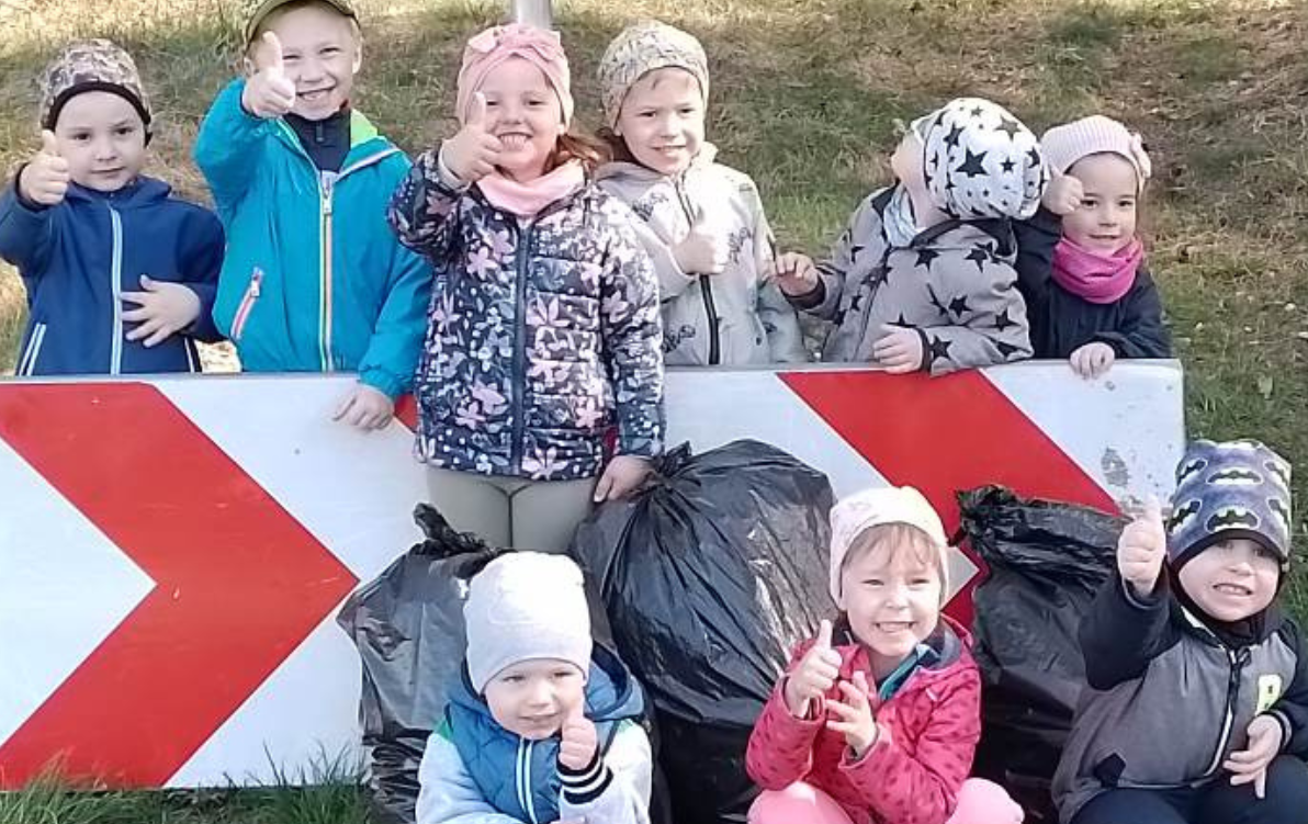 Zdjęcie do Sprzątanie Świata i sadzenie drzew w Lesie Pamięci Jana Pawła II